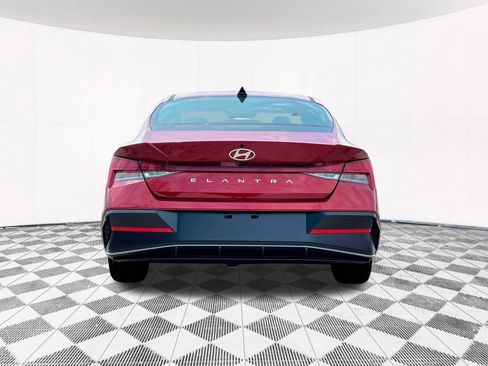 Used 2024 Hyundai Elantra SEL w/ Convenience Package image 9