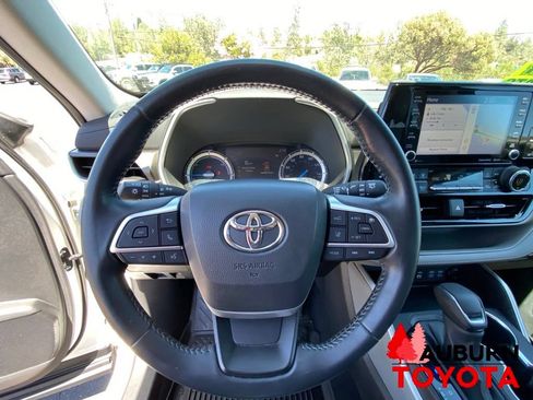 Used 2022 Toyota Highlander XLE AWD/4WD image 42