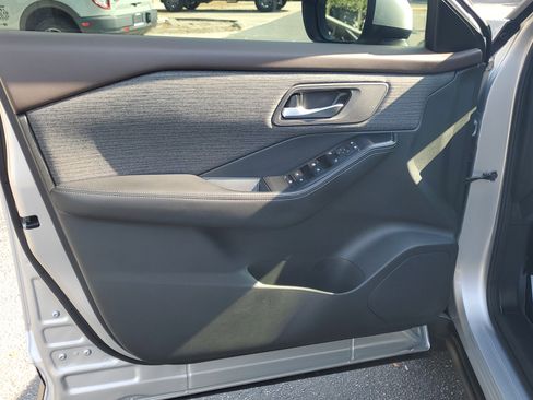 Used 2023 Nissan Rogue SV image 16