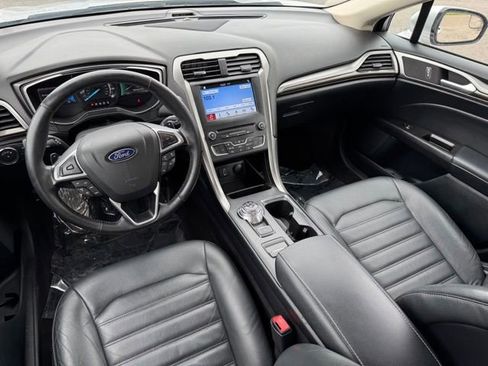 Used 2017 Ford Fusion SE w/ Fusion SE Technology Package FWD image 6