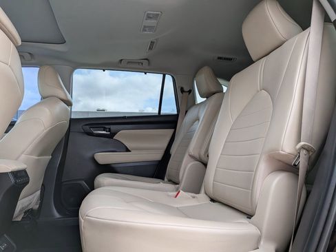 Used 2023 Toyota Highlander XLE FWD image 27