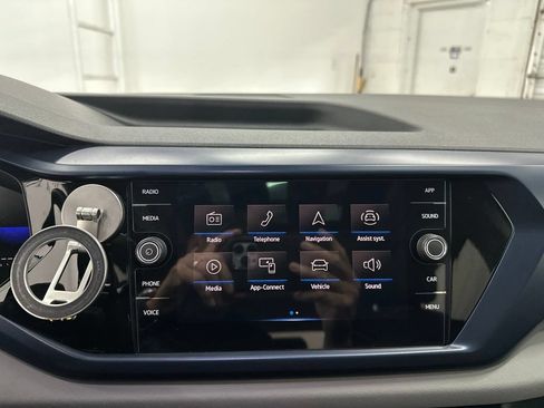 Used 2023 Volkswagen Taos SE w/ Panoramic Sunroof Package FWD image 18