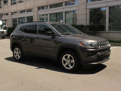 Used 2024 Jeep Compass Latitude AWD/4WD image 2