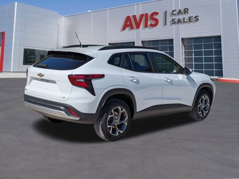 Used 2025 Chevrolet Trax LT w/ LT Convenience Package image 6