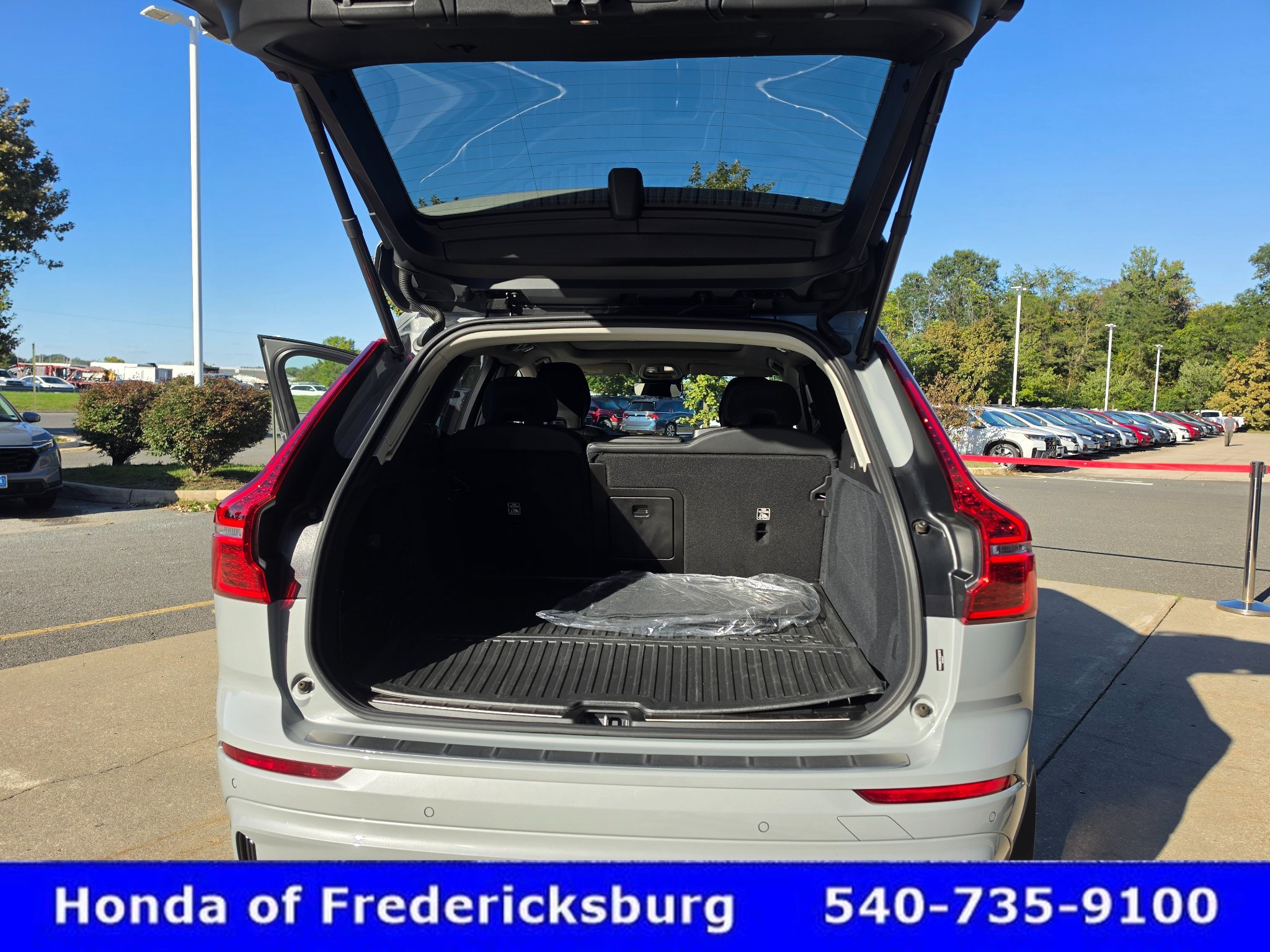 Used 2025 Volvo XC60 T8 Plus w/ Protection Package Premier AWD/4WD image 34