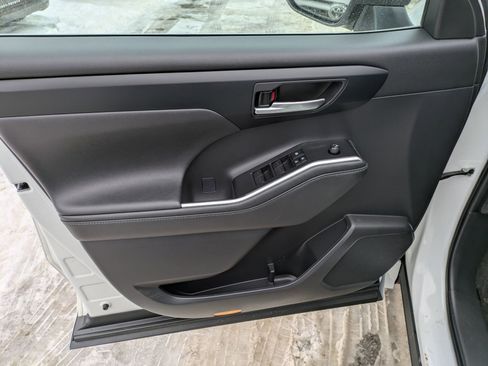 Used 2023 Toyota Highlander XLE image 6