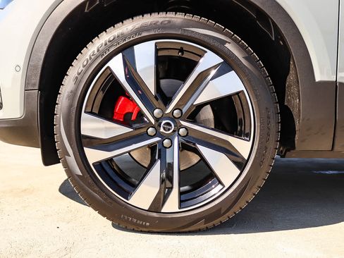 Used 2025 Volvo XC40 B5 Plus w/ Protection Package Premier AWD/4WD image 11