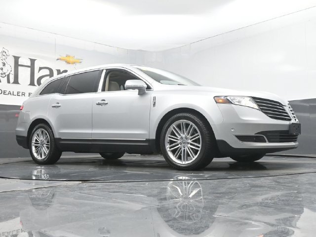 Used 2019 Lincoln MKT AWD image 2