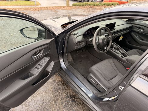 Used 2025 Honda Accord SE image 11