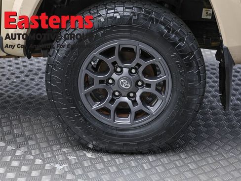 Used 2018 Toyota Tacoma SR5 AWD/4WD image 8