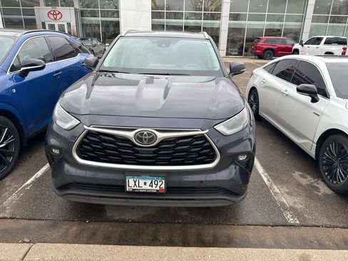 Used 2024 Toyota Highlander XLE AWD/4WD image 6
