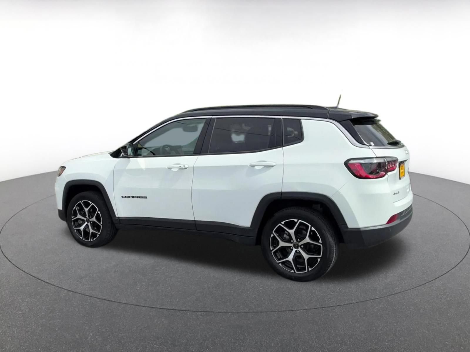 Used 2025 Jeep Compass Limited AWD/4WD image 9