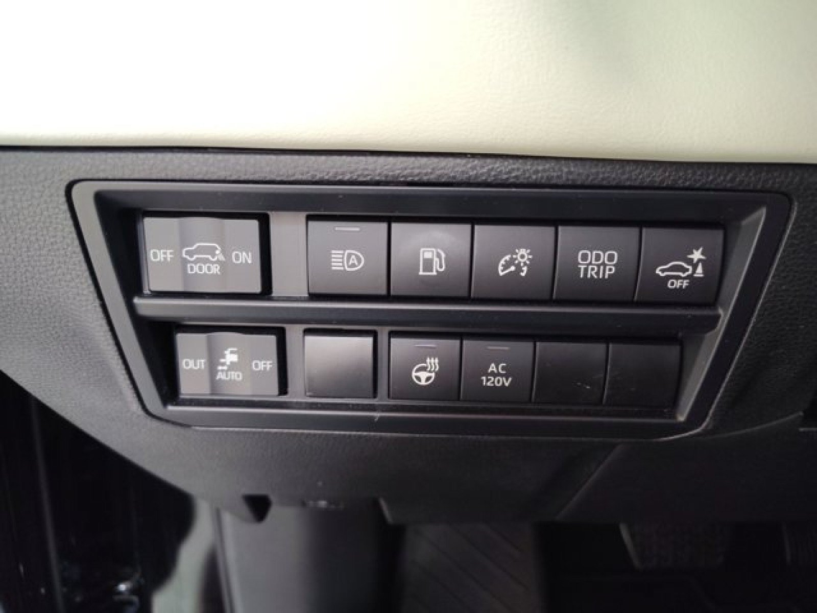 Used 2024 Toyota Sequoia Capstone AWD/4WD image 31