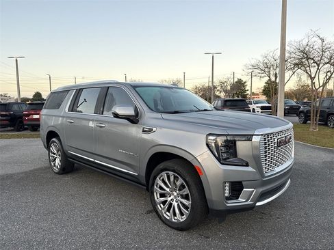 Used 2023 GMC Yukon XL Denali image 1