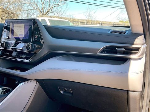 Used 2023 Toyota Highlander XLE image 19