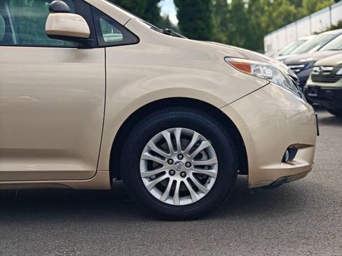 Used 2011 Toyota Sienna XLE w/ XLE Navigation Pkg FWD image 13