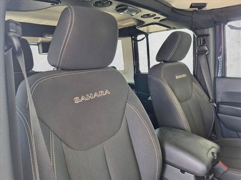 Used 2017 Jeep Wrangler Unlimited Sahara w/ Connectivity Group AWD/4WD image 19