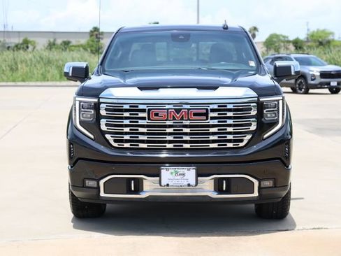 Used 2022 GMC Sierra 1500 Denali w/ Technology Package AWD/4WD image 2