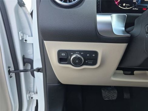 Certified 2025 Mercedes-Benz GLB 250 4MATIC image 38