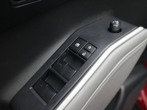 Used 2022 Toyota Highlander XLE FWD image 18