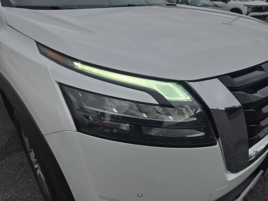 Used 2025 Nissan Pathfinder SL AWD/4WD image 31