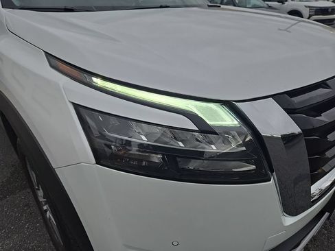 Used 2025 Nissan Pathfinder SL AWD/4WD image 31