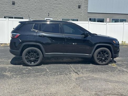 Used 2023 Jeep Compass Latitude AWD/4WD image 2
