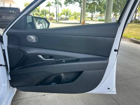 Used 2025 Hyundai Elantra SE FWD image 22