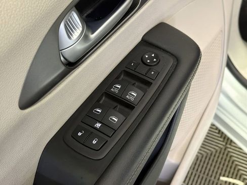 Used 2024 Chrysler Pacifica Touring-L image 13