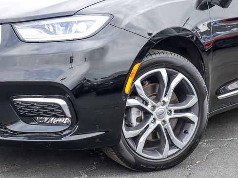 Used 2024 Chrysler Pacifica Pinnacle image 3