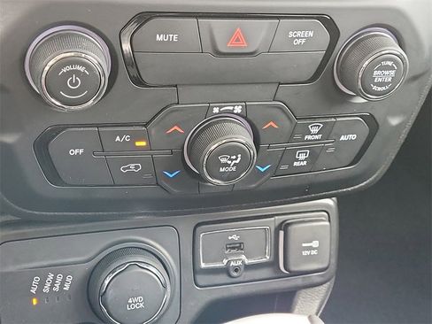 Used 2020 Jeep Renegade Latitude w/ Cold Weather Group image 27