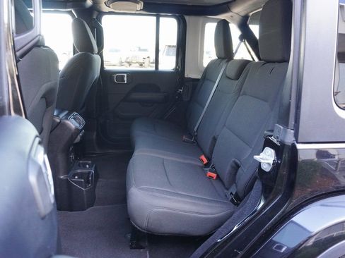 Used 2018 Jeep Wrangler Unlimited Sahara image 19