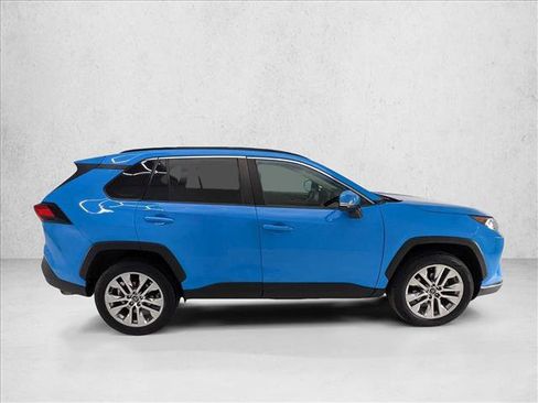 Used 2020 Toyota RAV4 XLE Premium image 4