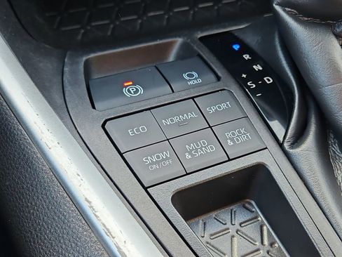 Used 2022 Toyota RAV4 XLE w/ Carpet Mat Package (TMS) image 16