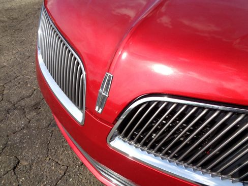 Used 2014 Lincoln MKS image 9