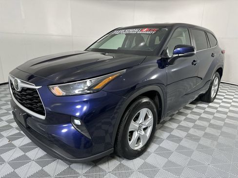 Used 2025 Toyota Highlander LE FWD image 4
