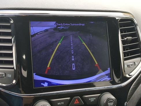 Used 2019 Jeep Grand Cherokee Laredo w/ Laredo X Package image 18