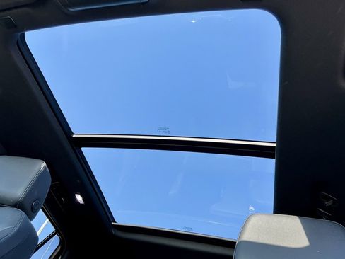 Used 2023 Chevrolet Tahoe Z71 w/ Luxury Package image 38