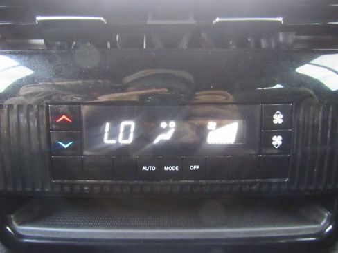 Used 2024 Jeep Wagoneer Series II w/ Flexible Seating Group image 28