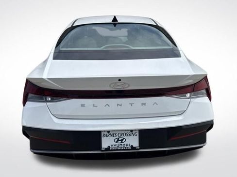 Used 2025 Hyundai Elantra SE w/ Cargo Package FWD image 4