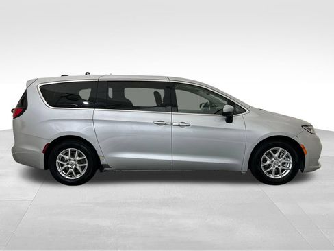 Used 2023 Chrysler Pacifica Touring-L FWD image 7