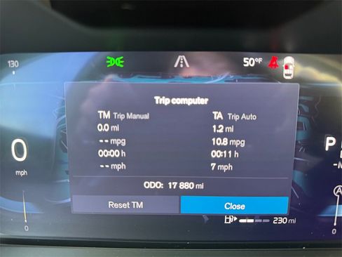 Certified 2025 Volvo XC40 B5 Core image 9