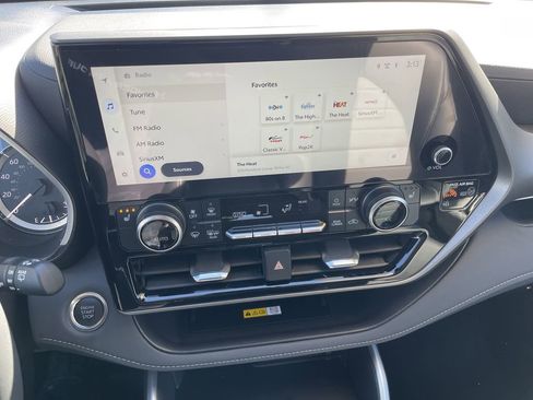 Certified 2025 Toyota Highlander XLE image 18