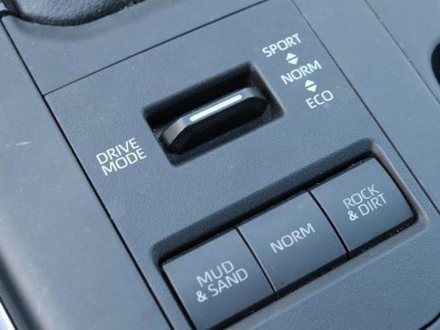 Used 2025 Toyota Highlander XLE AWD/4WD image 12