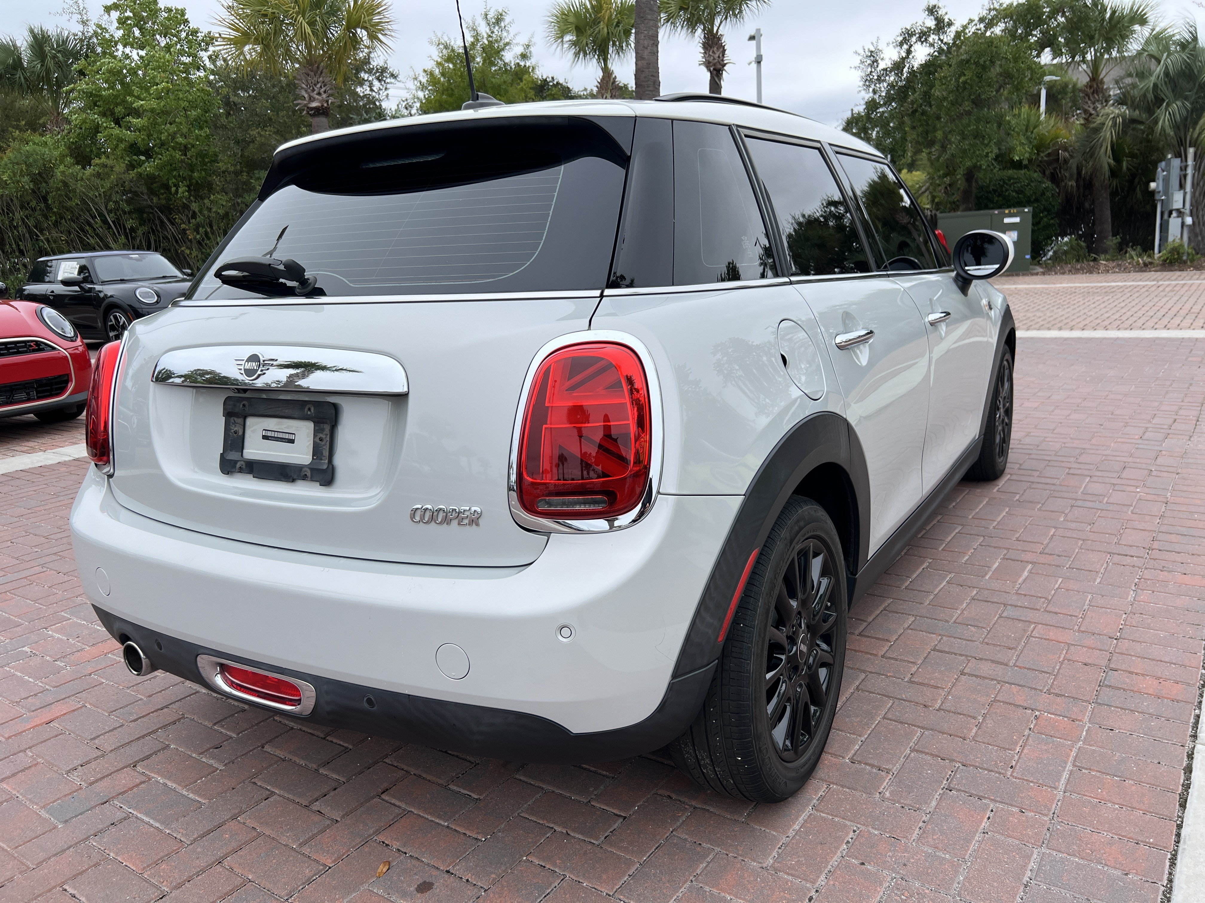 Used 2020 MINI Cooper 4-Door Hardtop w/ Premium Package FWD image 10