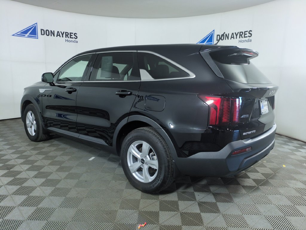 Used 2023 Kia Sorento LX FWD image 3