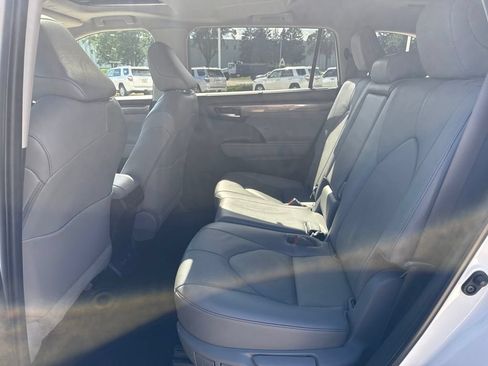 Used 2023 Toyota Highlander Limited AWD/4WD image 10