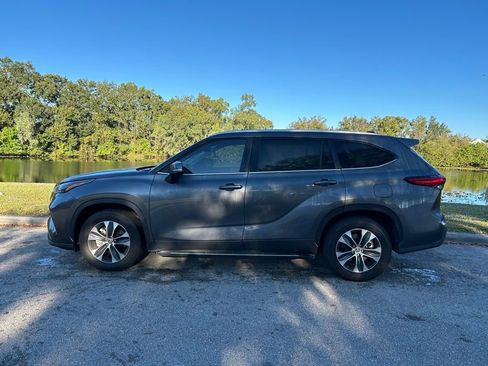 Used 2023 Toyota Highlander XLE image 2