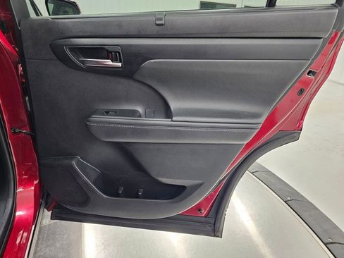 Used 2021 Toyota Highlander XLE image 40