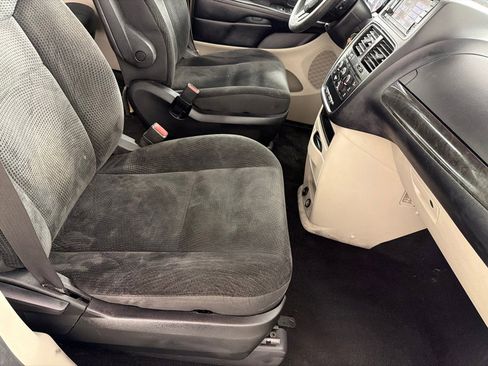 Used 2019 Dodge Grand Caravan SE w/ UConnect Hands-Free Group image 24